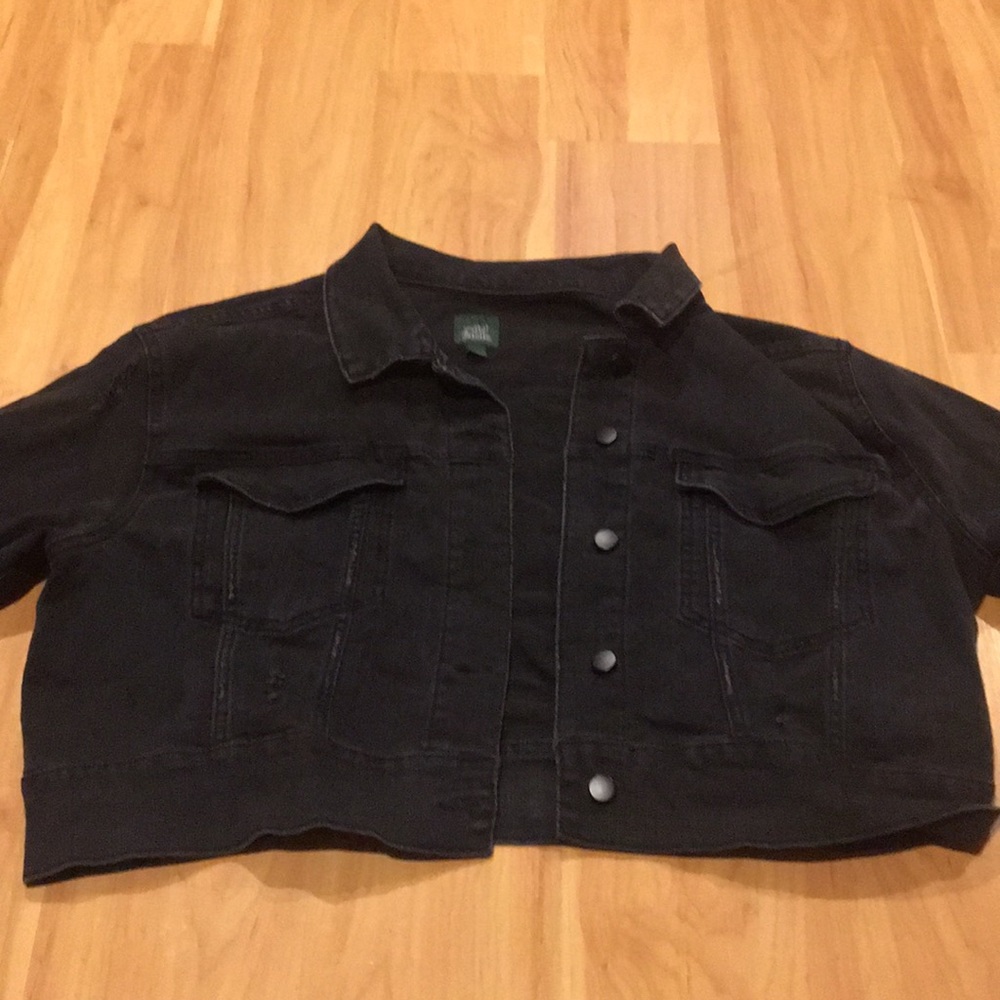 Cropped long sleeve black denim jacket